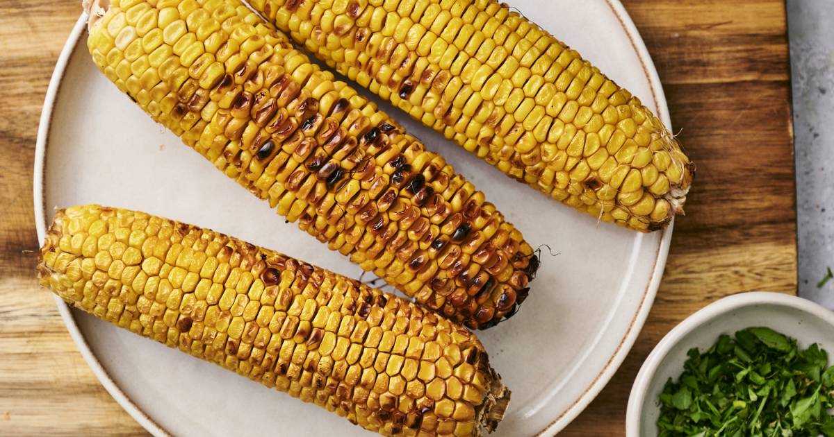 Simple Grilled Corn (The right way to Grill Corn)