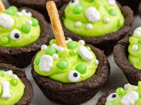 Straightforward Halloween Desserts for a Crowd That Make Internet hosting Easy