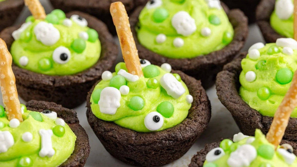 Straightforward Halloween Desserts for a Crowd That Make Internet hosting Easy