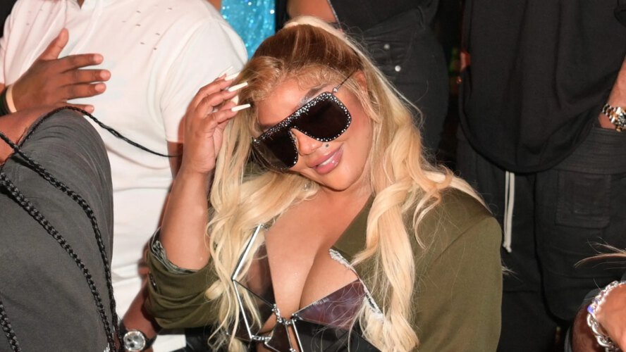 Photoshop The place? Social Media Reacts After Lil Kim Makes SPICY Commentary Whereas Exhibiting Off Her Face Card (VIDEO)