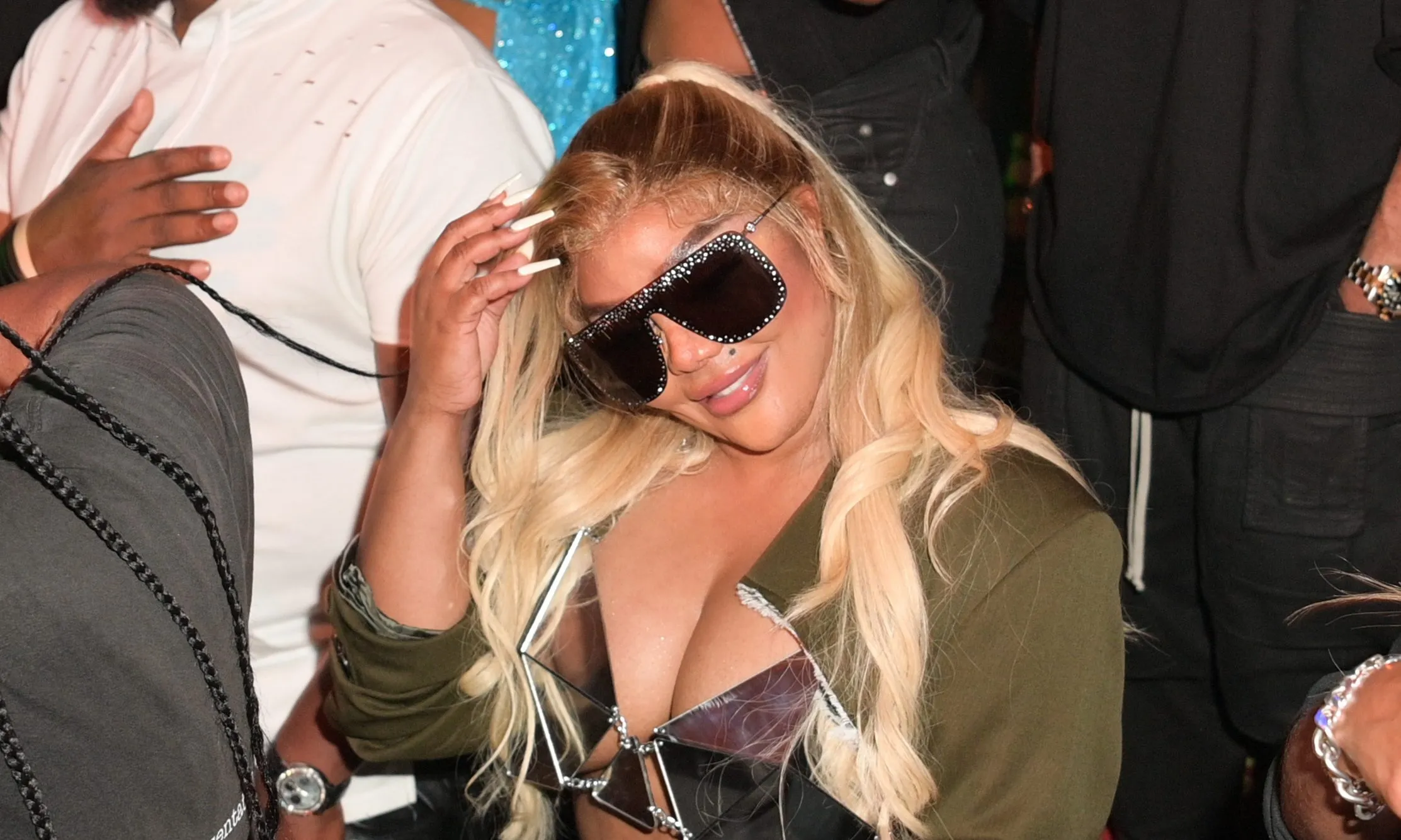 Photoshop The place? Social Media Reacts After Lil Kim Makes SPICY Commentary Whereas Exhibiting Off Her Face Card (VIDEO)