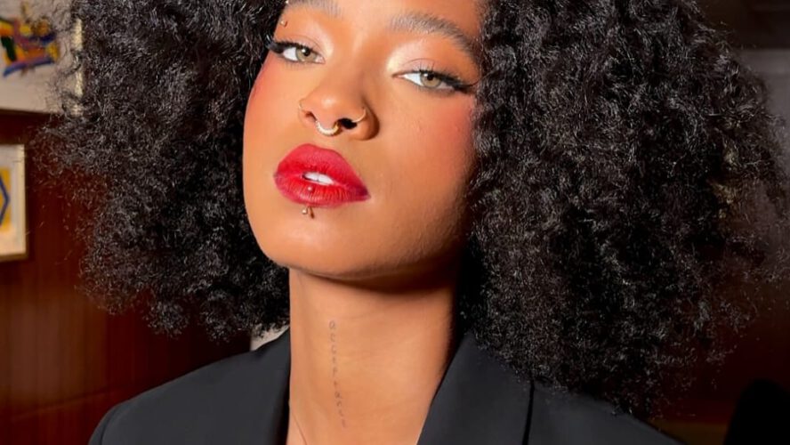 The way to Put on Crimson Blush Like a Prime Mannequin