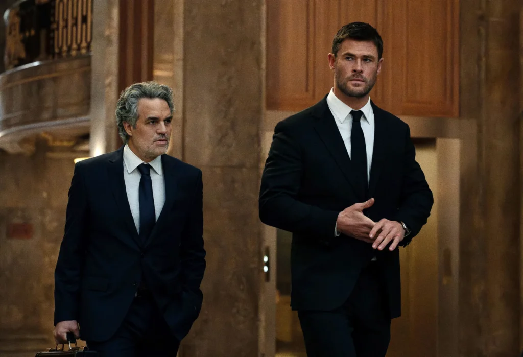 Mark Ruffalo and Chris Hemsworth in Crime 101