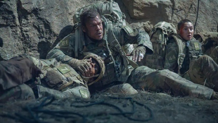 Alan Ritchson kicks an alien predator’s ass on this sci-fi warfare film