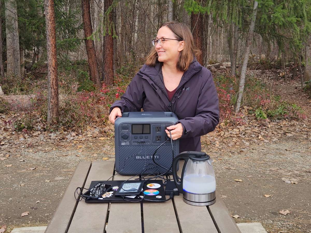 One Energy Station, One Canadian Winter: Our Sincere Tackle the BLUETTI Elite 200 V2
