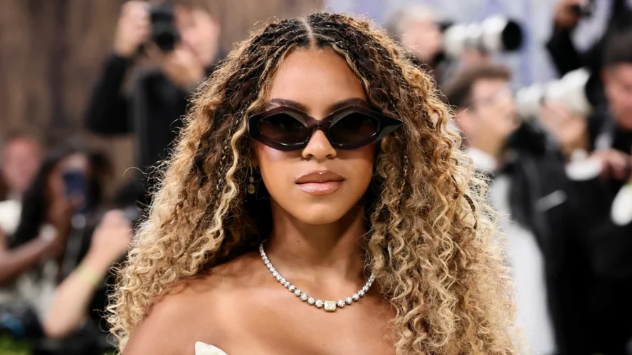 Web Customers Are Crackin’ UP At Blue Ivy’s Obvious Response To Her Group Directing Her Whereas She Posed On Met Gala Pink Carpet (WATCH)
