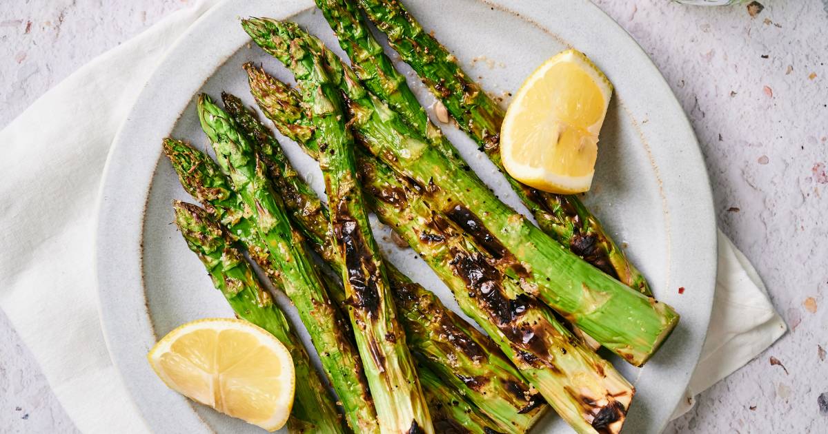 Straightforward Grilled Asparagus Recipe – {Completely Charred, 10 Minutes}