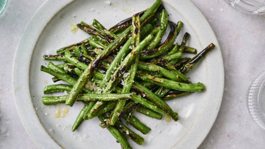 Grilled Inexperienced Beans ({Crispy, Straightforward, 10 Minutes}
