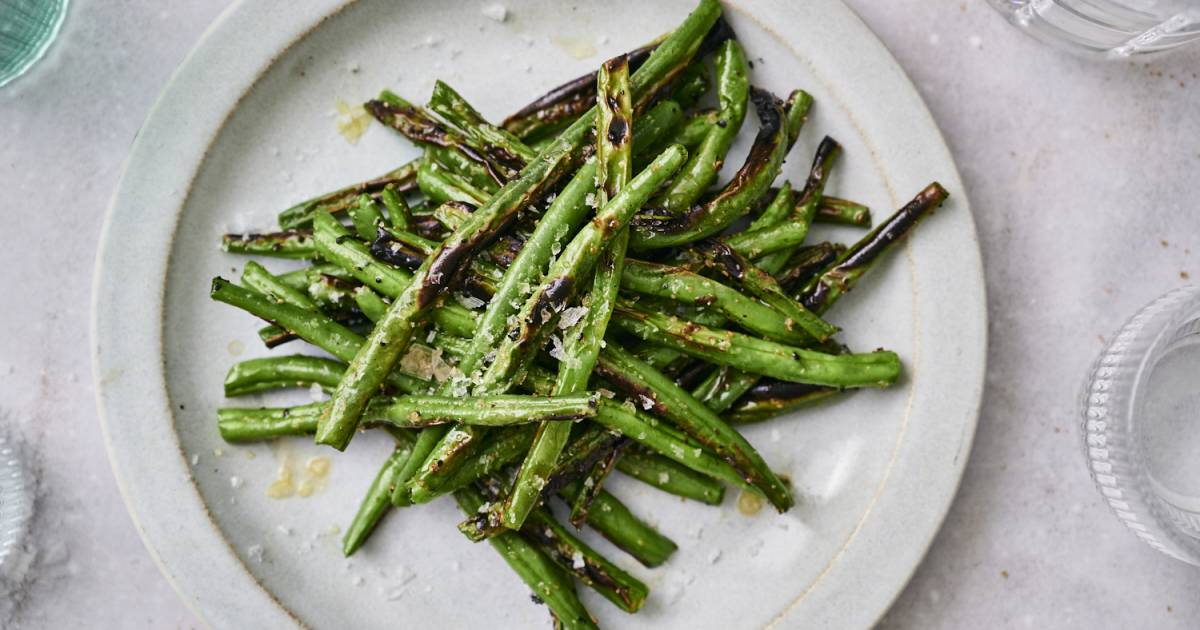 Grilled Inexperienced Beans ({Crispy, Straightforward, 10 Minutes}