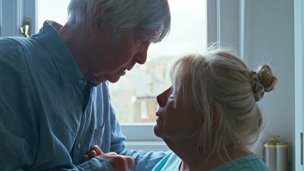 “Queen at Sea” Confronts Outdated Age with Bitter Empathy